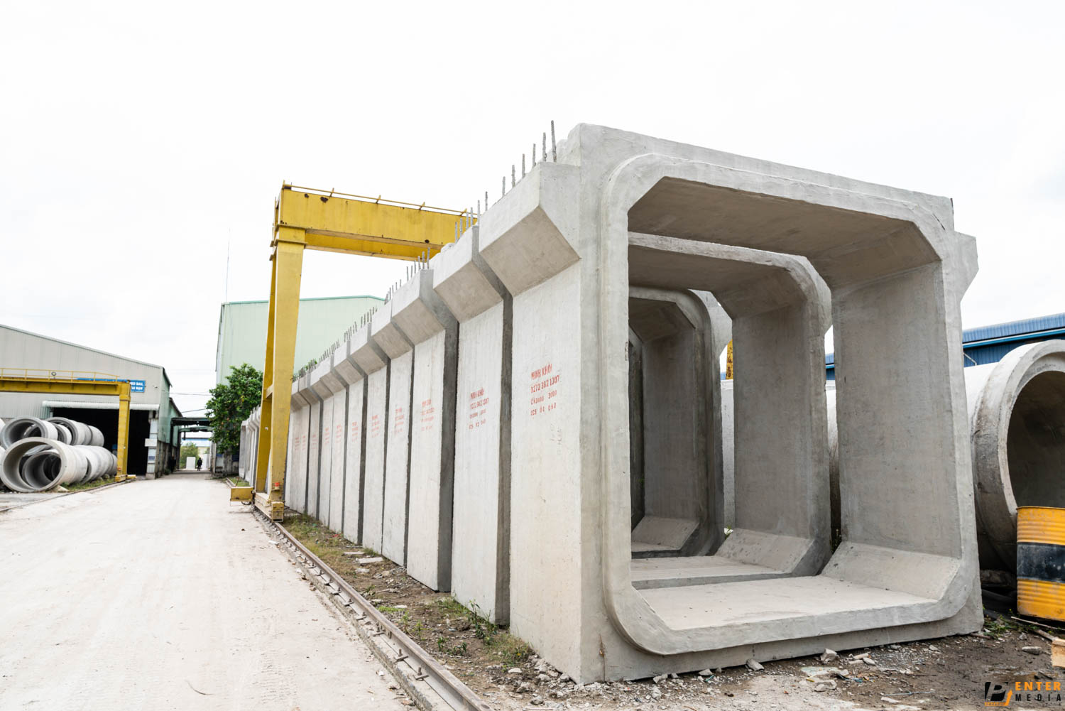 chup-brochure-doanh-nghiep-be-tong-minh-khoi-13-1408