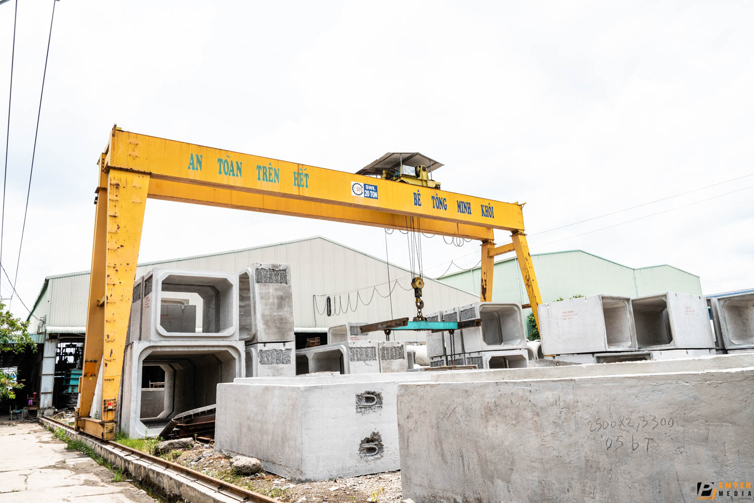 chup-brochure-doanh-nghiep-be-tong-minh-khoi-14-4308