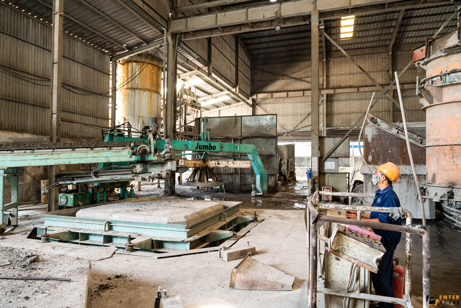 chup-brochure-doanh-nghiep-be-tong-minh-khoi-17-4610