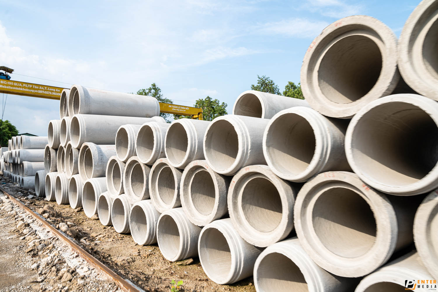 chup-brochure-doanh-nghiep-be-tong-minh-khoi-18-2074