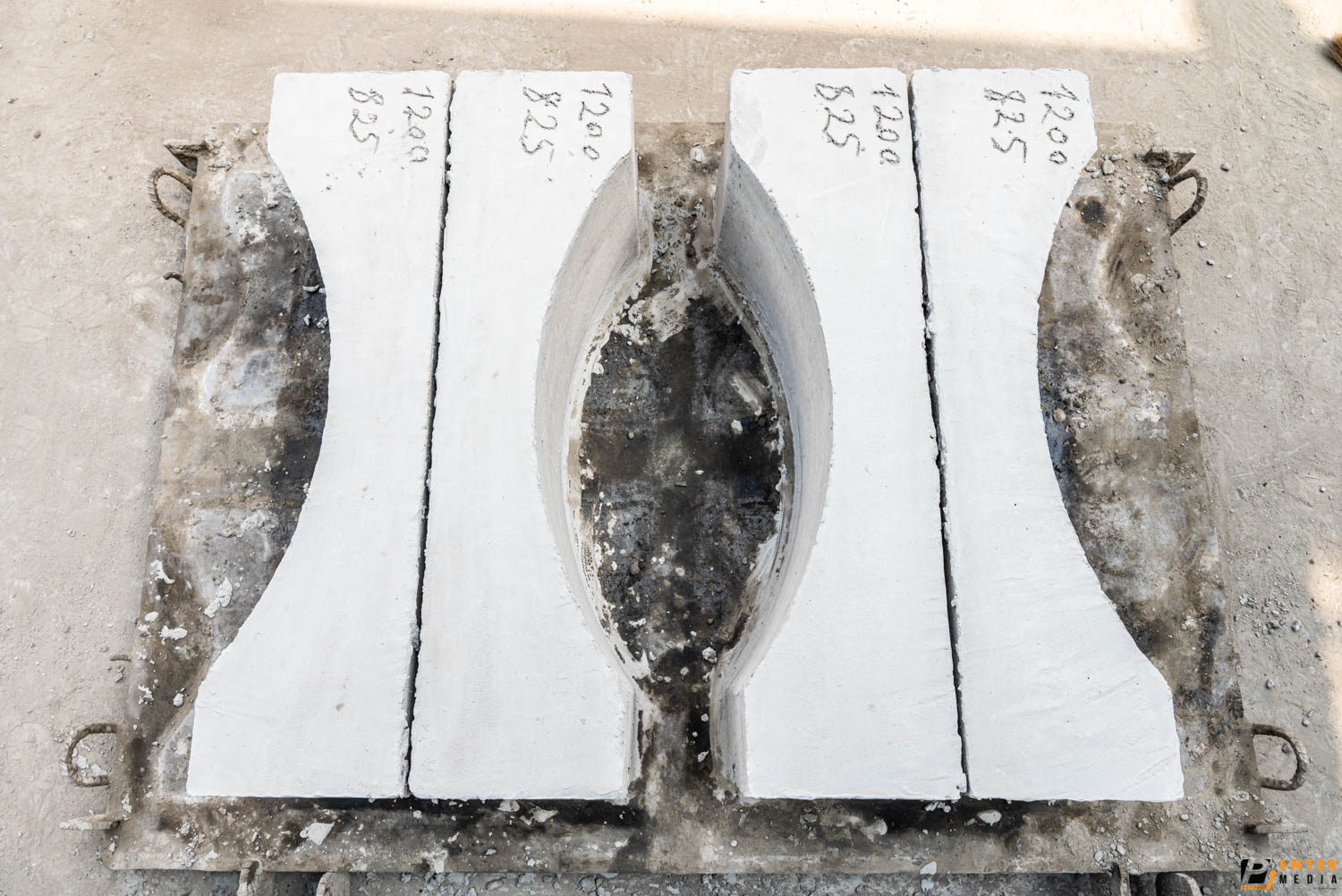 chup-brochure-doanh-nghiep-be-tong-minh-khoi-24-7458