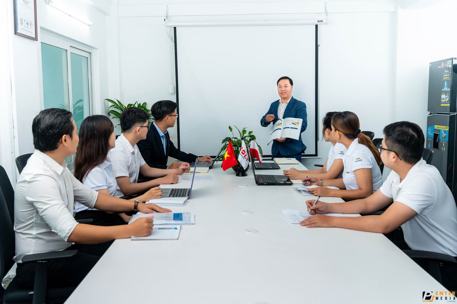 chup-brochure-doanh-nghiep-bold-vietnam-19-3806