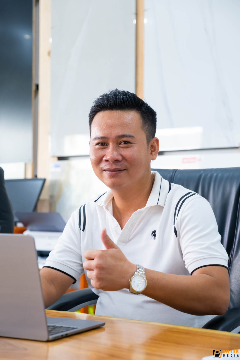 chup-brochure-doanh-nghiep-ton-phu-vinh-12-6352