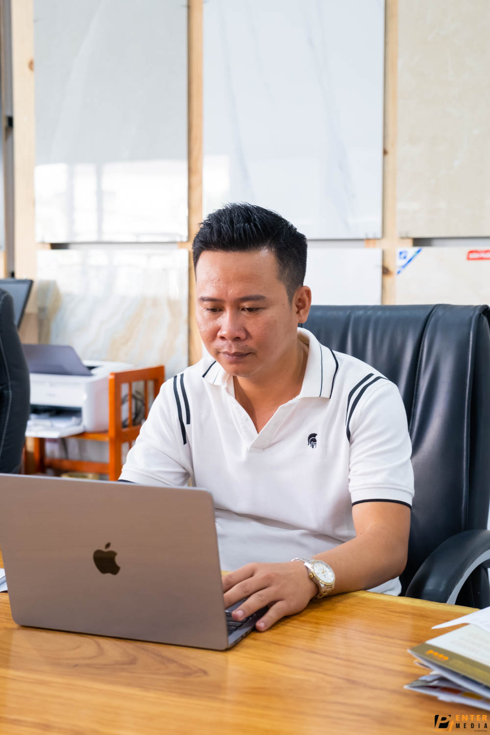 chup-brochure-doanh-nghiep-ton-phu-vinh-9-5610