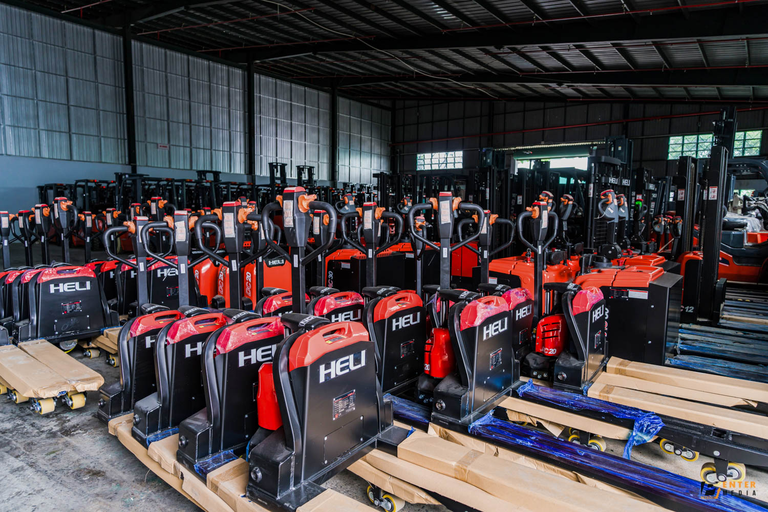 chup-brochure-doanh-nghiep-xe-nang-binh-minh-11-4354