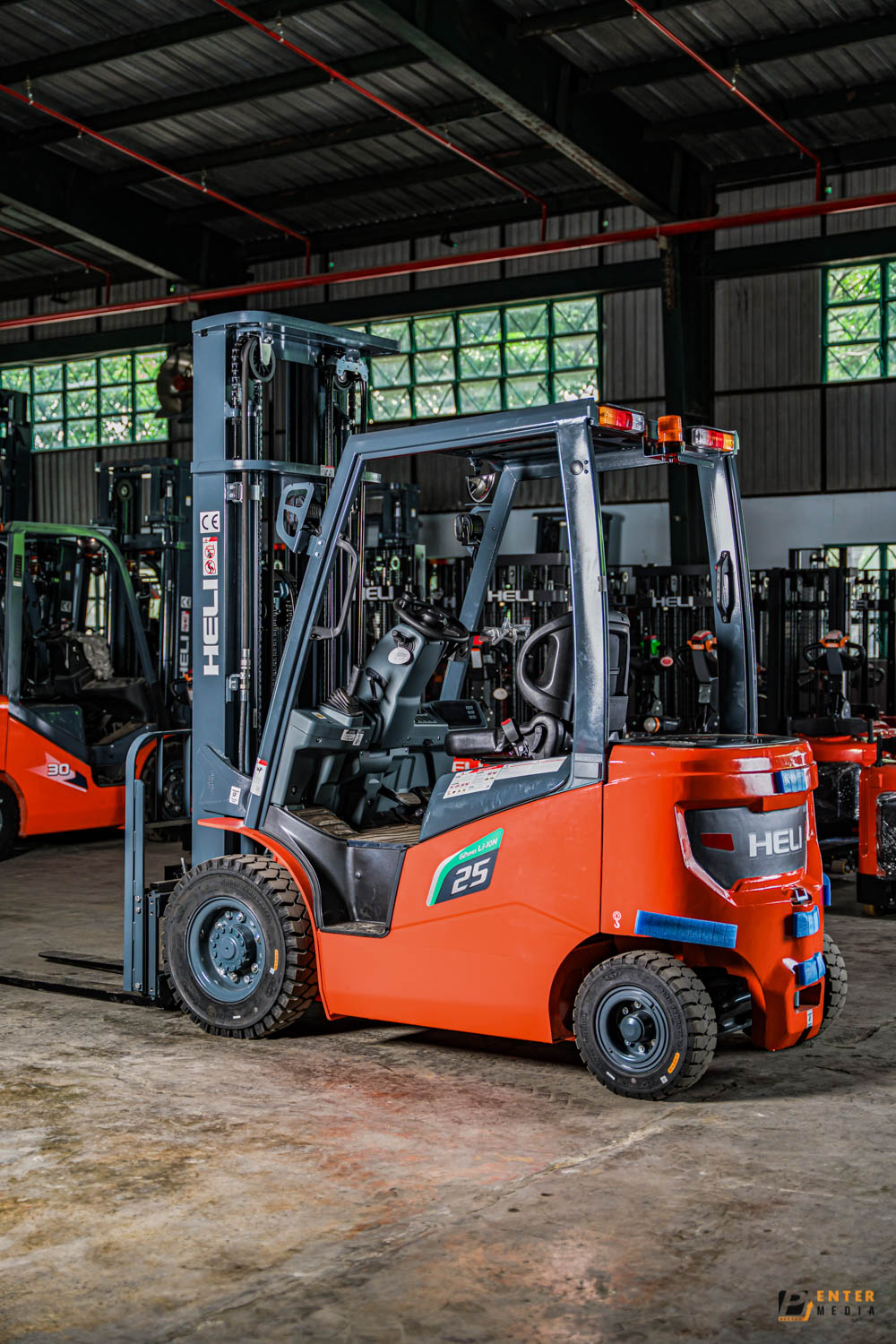 chup-brochure-doanh-nghiep-xe-nang-binh-minh-16-9309